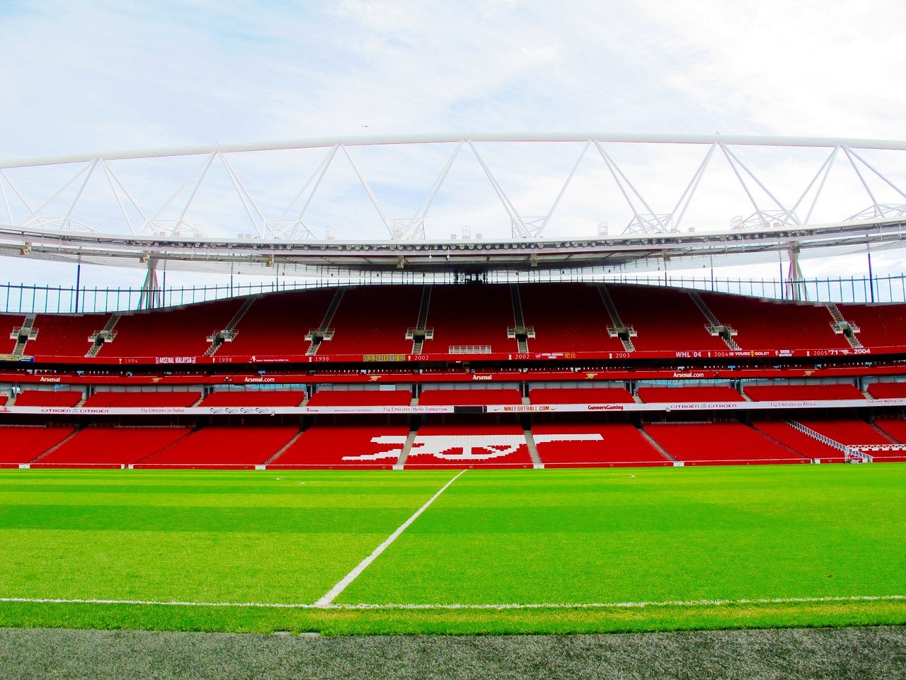 emirates-stadium-g85e1c8522_1280.jpg