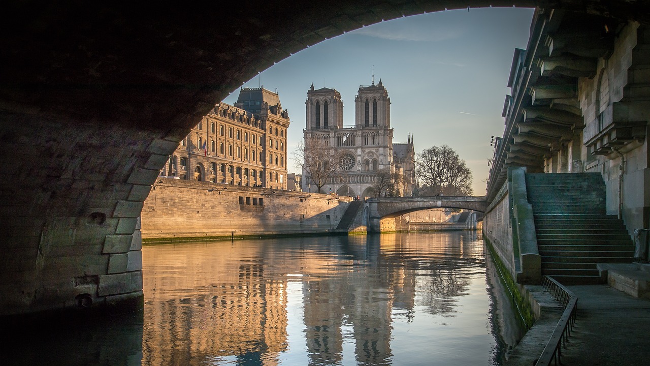 notredame-4688554_1280.jpg