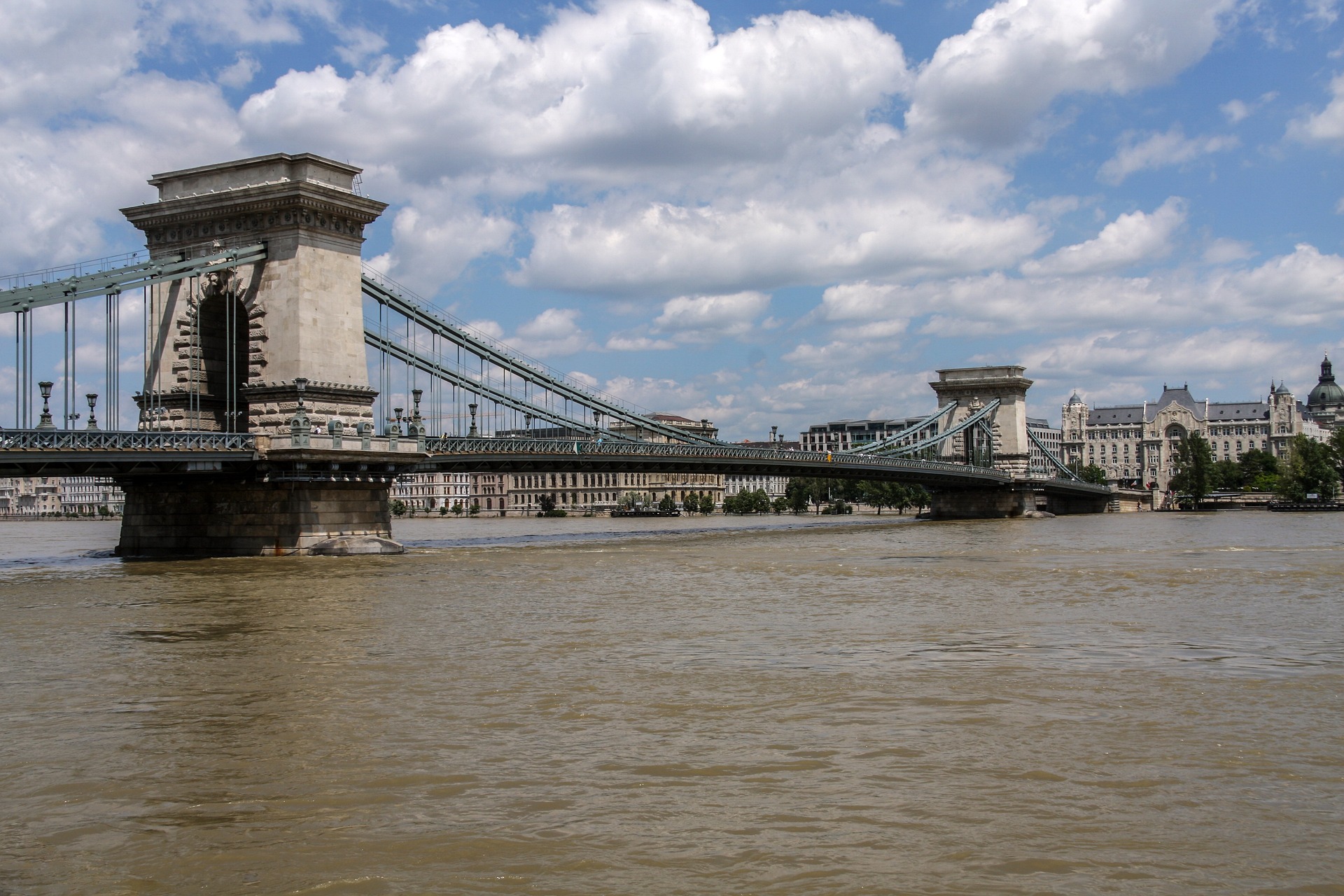 szechenyi-chain-bridge-g02b6f8884_1920.jpg