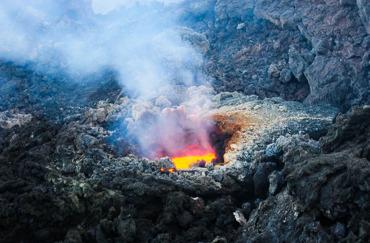 volcano-2111947_1280.jpg